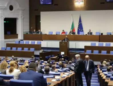 Парламентът гласува промените в Конституцията и ветото на Радев за БТР-ите за Украйна 
