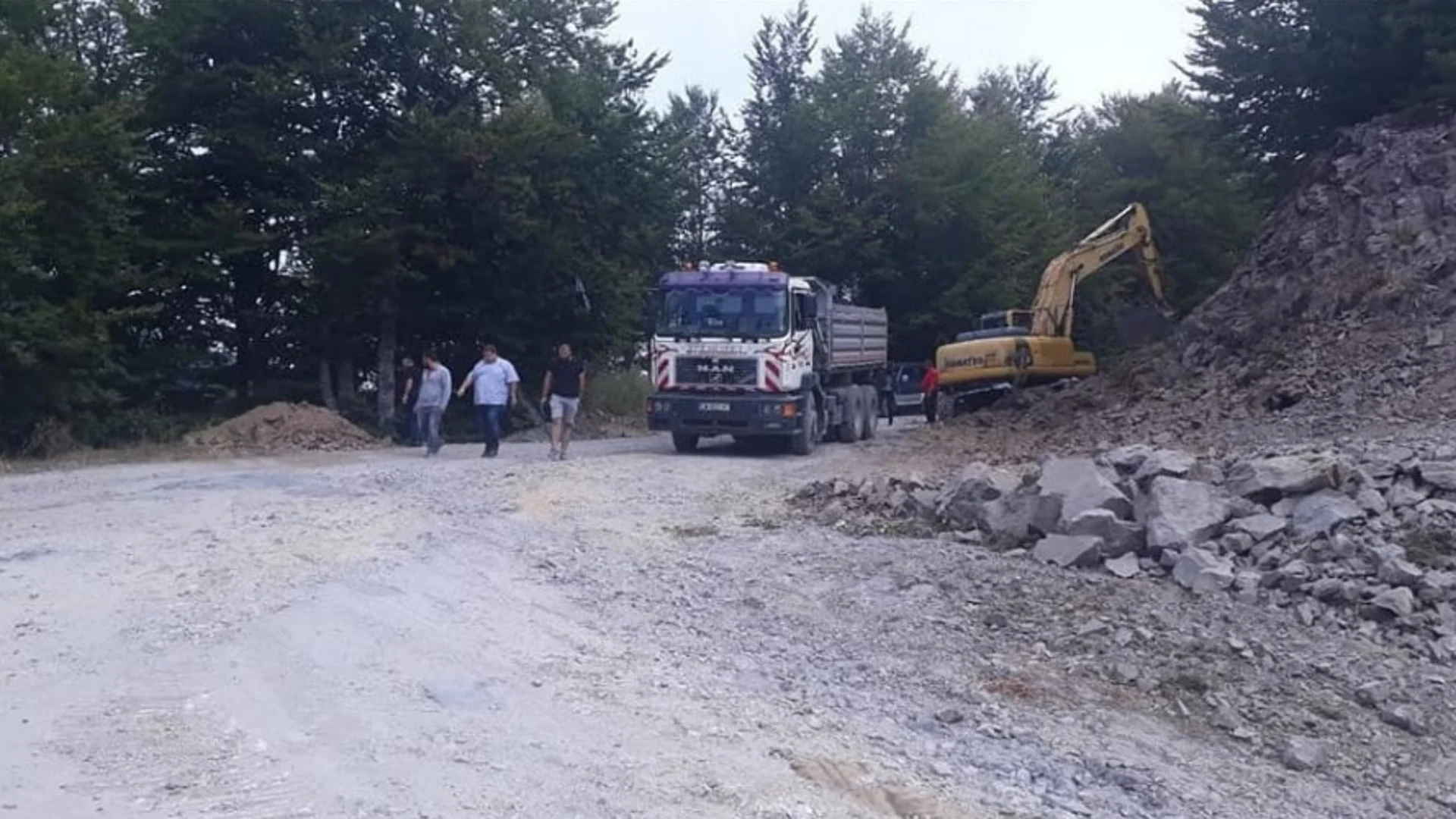 АПИ пое ангажимент догодина да асфалтира участъка Белица-Загражден