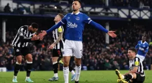 Наказаният Евертън шокира Нюкасъл и прескочи зоната на изпадащите (ВИДЕО)