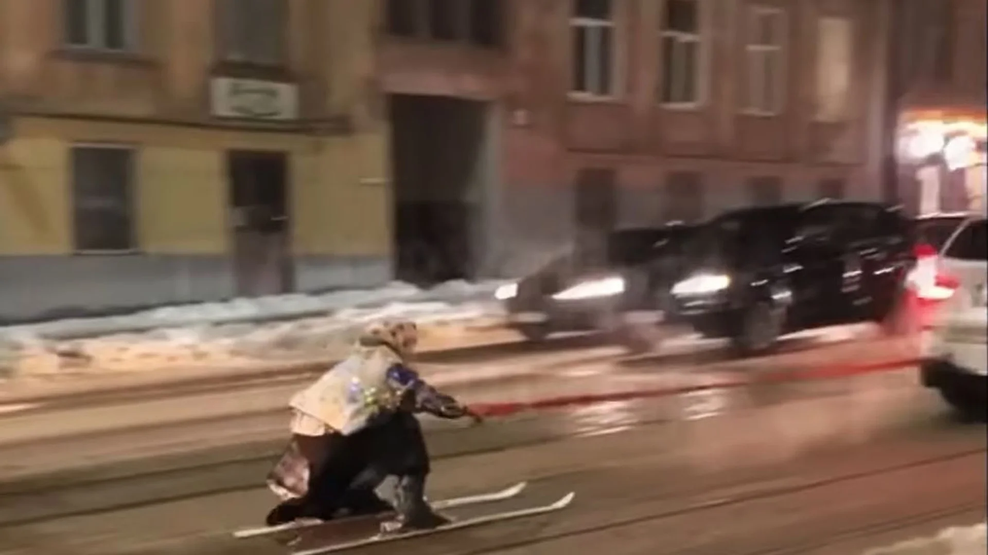 Бягащ от мобилизация: В Украйна задържаха мъж, преоблечен като баба и на ски (ВИДЕО)