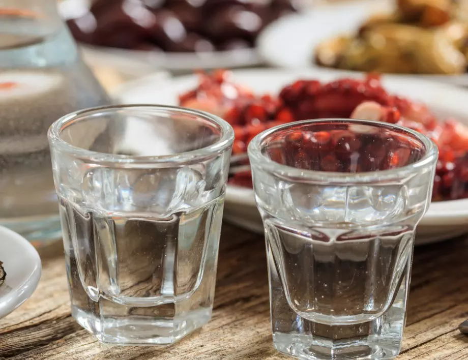 Как се пие „правилно" ракия по стара българска традиция?