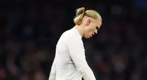 В Норвегия скочиха на "скандалната кражба", а бащата на Холанд се подигра с поглед при избора на Меси (ВИДЕО)