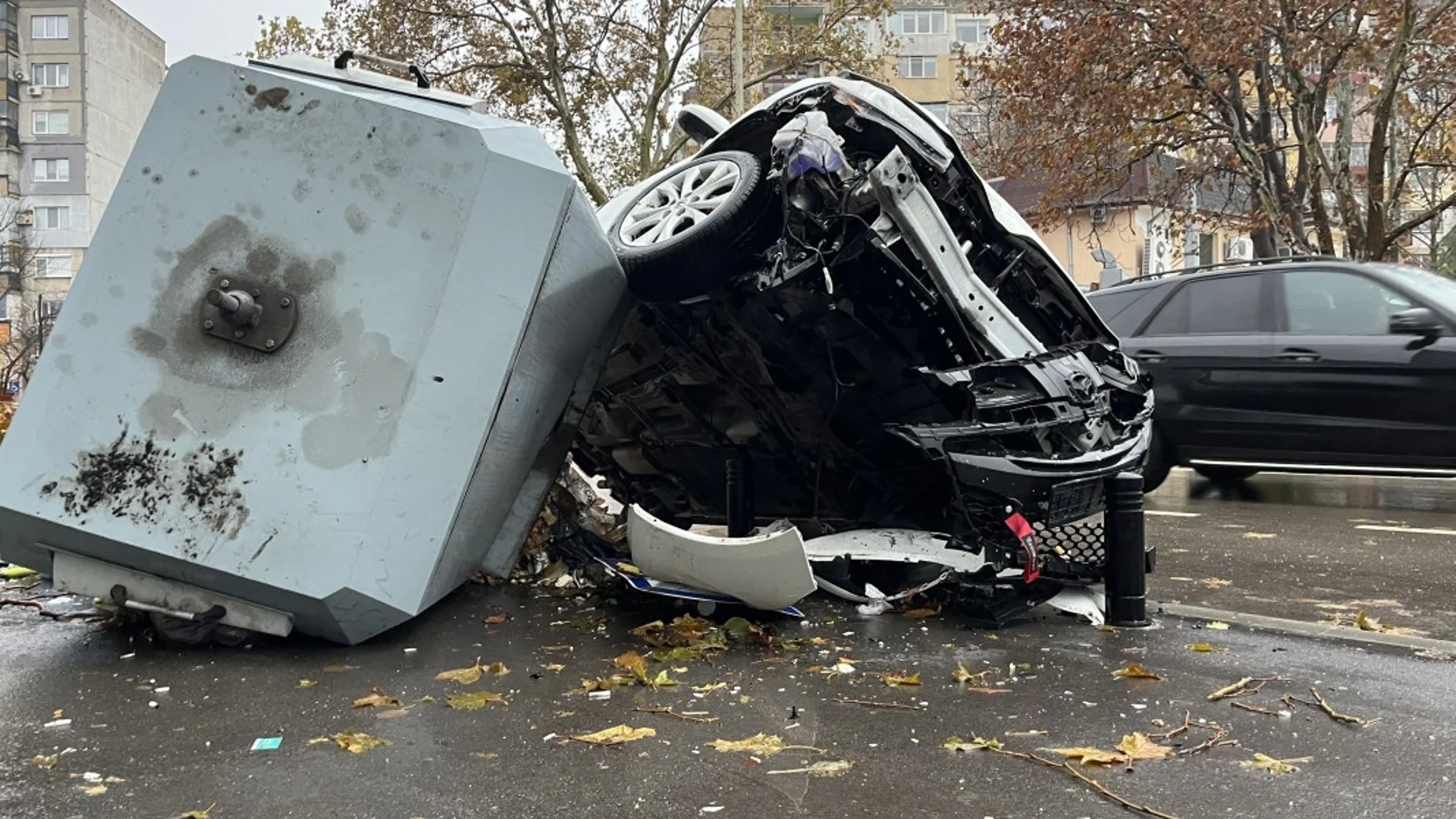 Млад шофьор в среднощна каскада с контейнер на спирка в Русе (СНИМКИ)