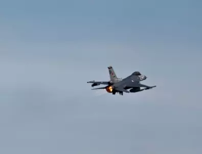 Изтребител F-16 се разби в Сингапур