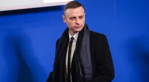 {{ otherArticle[0].article.title }}