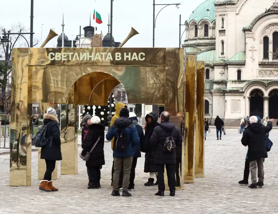 "Ще направим компилация от гафовете ни": Създателите на арката пред "Ал. Невски" проговориха (СНИМКИ)