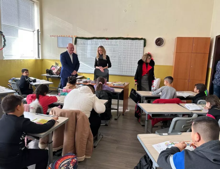 Проблемите на учителите в „Столипиново“: Образователният министър с изненадващо посещение