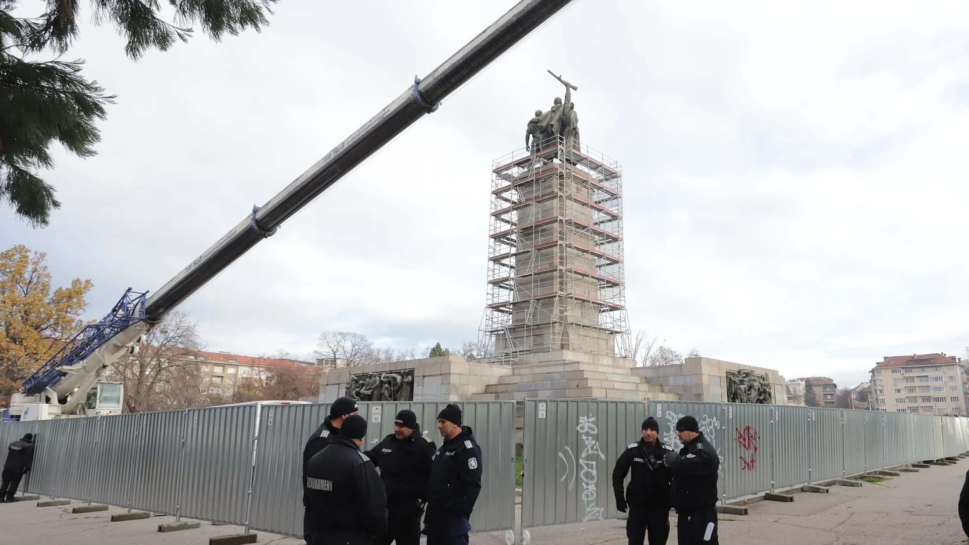 ВИДЕО: Демонтират МОЧА, граждани и полиция се събират пред паметника