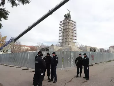 ВИДЕО: Демонтират МОЧА, граждани и полиция се събират пред паметника