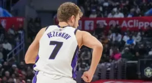 Александър Везенков изгледа отстрани как големият му конкурент в Кингс избухна с рекорд и 47 точки (ВИДЕО)