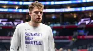 Сакраменто Кингс има нова цел, а осъществяването ѝ включва раздяла с Александър Везенков