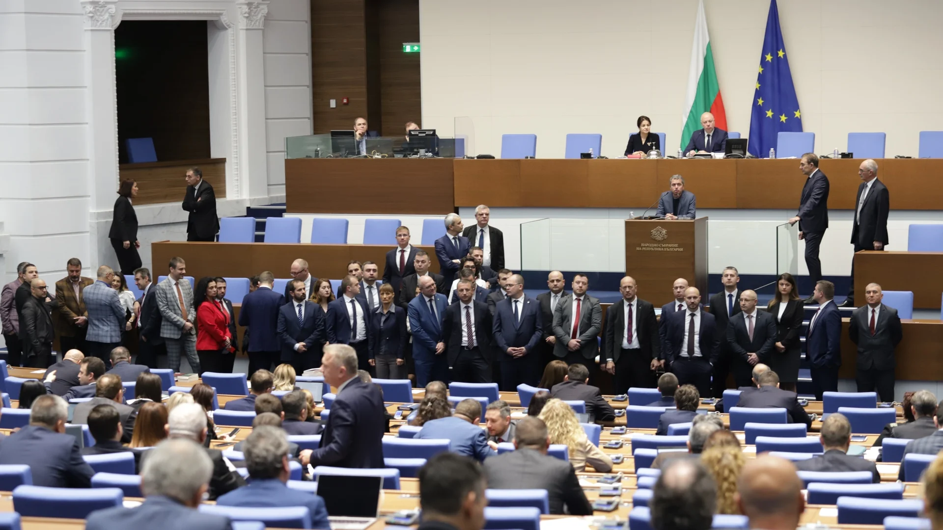 Опозицията успя да провали днешното заседание на парламента (ВИДЕО)