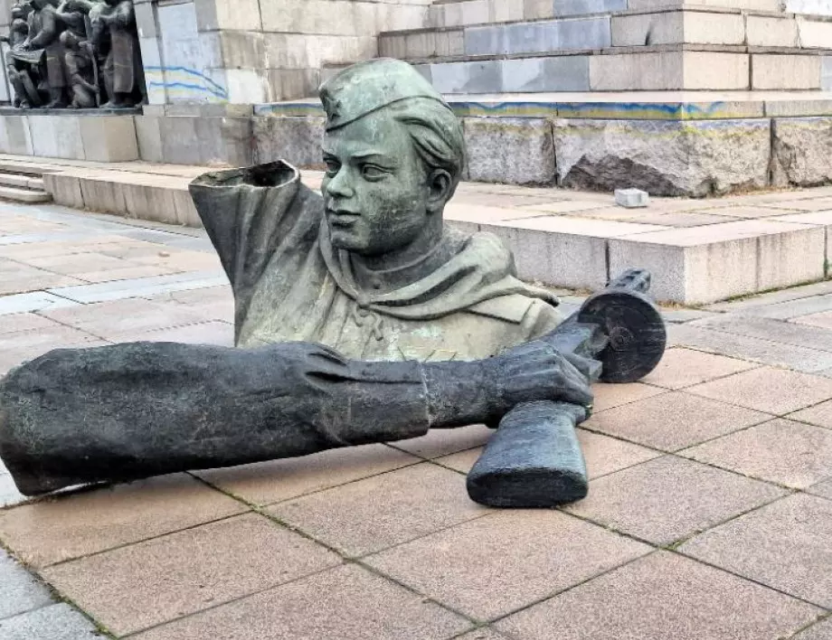 Войникът остана и без глава: Демонтажът на МОЧА продължава (СНИМКА) -  Новини от Actualno