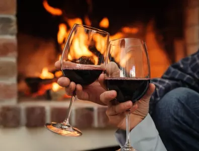 Чаша червено вино преди лягане през зимата: Добра идея ли е?