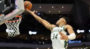 НБА: Янис Адетокумбо изригна с 64 точки пред над 17 000 зрители и счупи два рекорда (ВИДЕО)