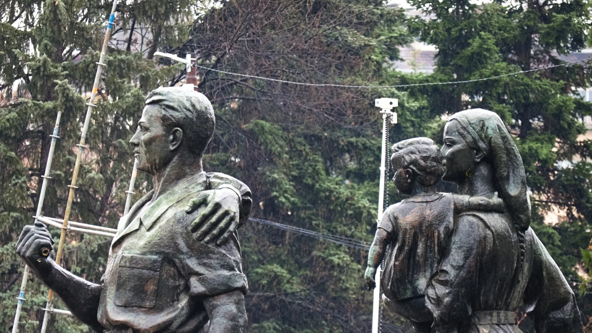 Транспортират фигурите от Паметника на Съветската армия за реставрация