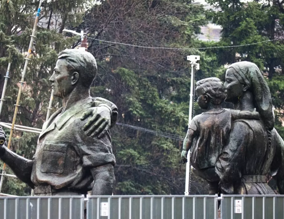 Транспортират фигурите от Паметника на Съветската армия за реставрация