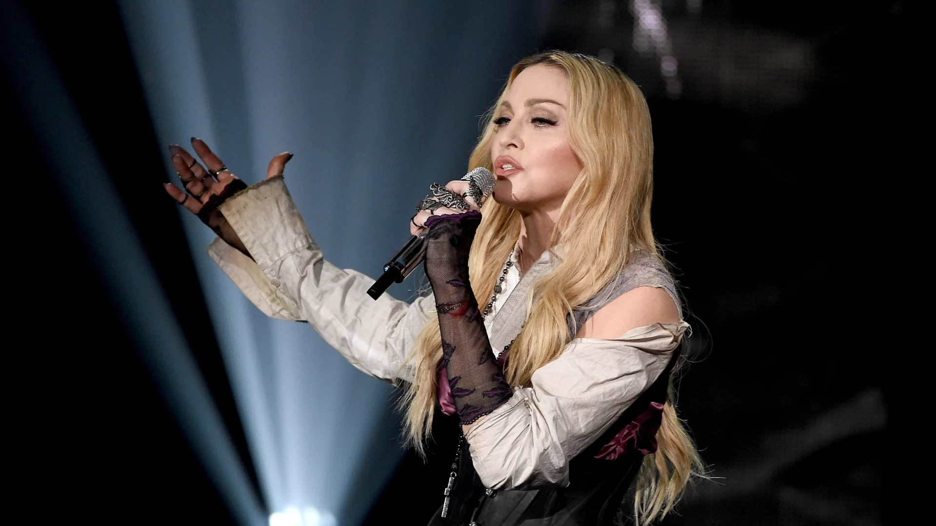 Мадона закъсня за концерт с часове, феновете ѝ побесняха (ВИДЕО)