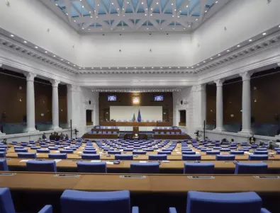 Депутатите гласуват окончателните промени в Конституцията 