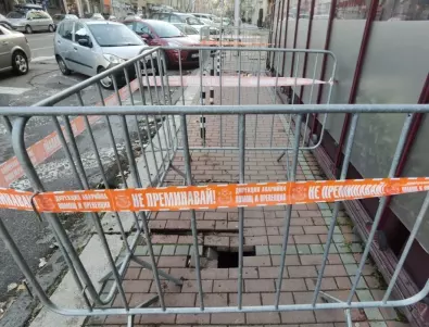 Бивш здравен министър пострада след падане в дупка в центъра на София (СНИМКИ)