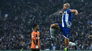 Пепе пак избухна: Удари с юмрук в лицето съперник и бе изгонен (ВИДЕО)