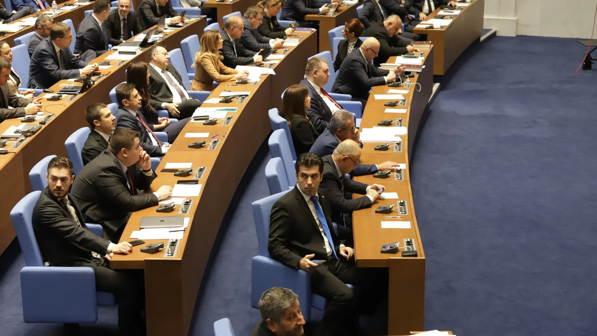 Парламентът започна работа с химни, пожелания от Росен Желязков и минута мълчание (ВИДЕО)