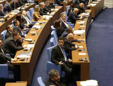 Парламентът започна работа с химни, пожелания от Росен Желязков и минута мълчание (ВИДЕО)