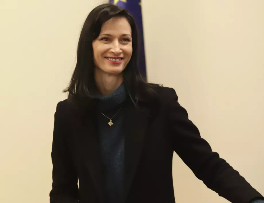 Мария Габриел заговори за "плашещи нарушения" в консулството в Битоля