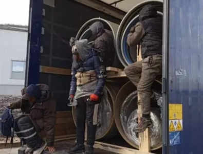 Откриха шестима нелегални мигранти, качили се тайно в камион