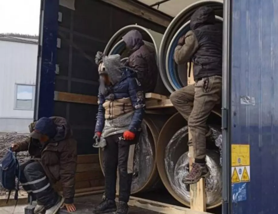 Откриха шестима нелегални мигранти, качили се тайно в камион