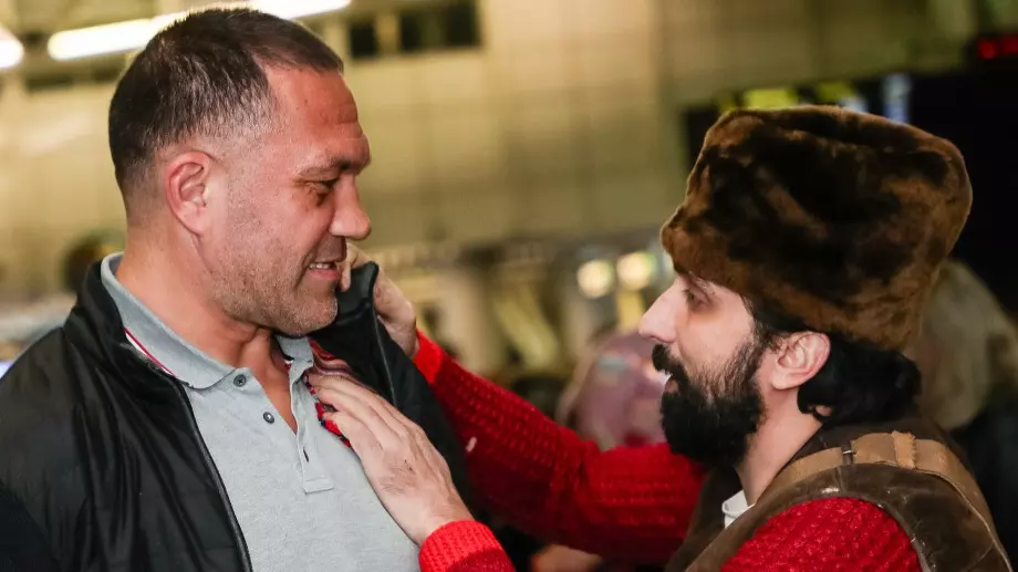 "Станах от леглото и се качих на ринга": Кубрат Пулев се завърна на родна земя и заговори за следващи мачове