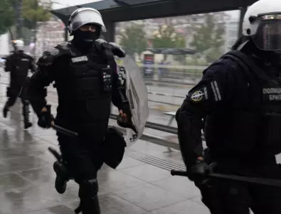 Хиляди протестиращи в Белград щурмуваха парламента, полицията използва сълзотворен газ (ВИДЕА)
