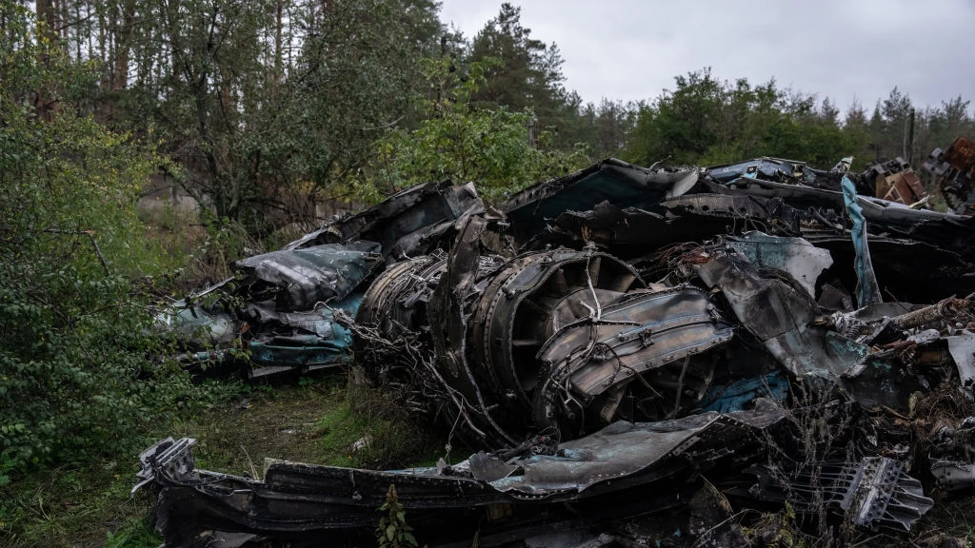 ВИДЕО: Върти се, гори, пада и се разбива - руски военен самолет