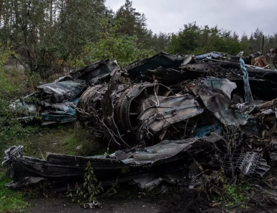 ВИДЕО: Върти се, гори, пада и се разбива - руски военен самолет