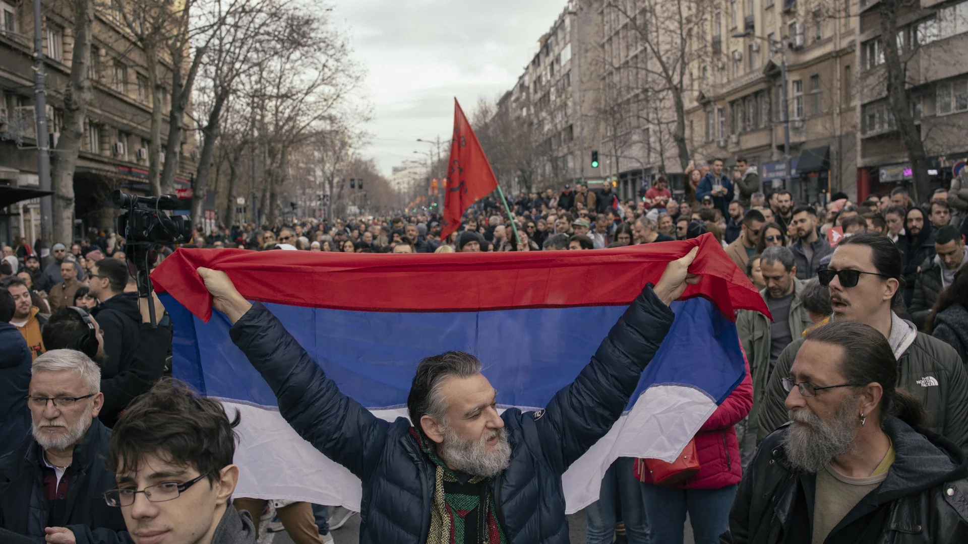 Червени картони за Вучич в Белград: Какво се случва на протестите в Сърбия? (ВИДЕА)