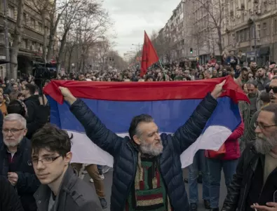 Червени картони за Вучич в Белград: Какво се случва на протестите в Сърбия? (ВИДЕА)