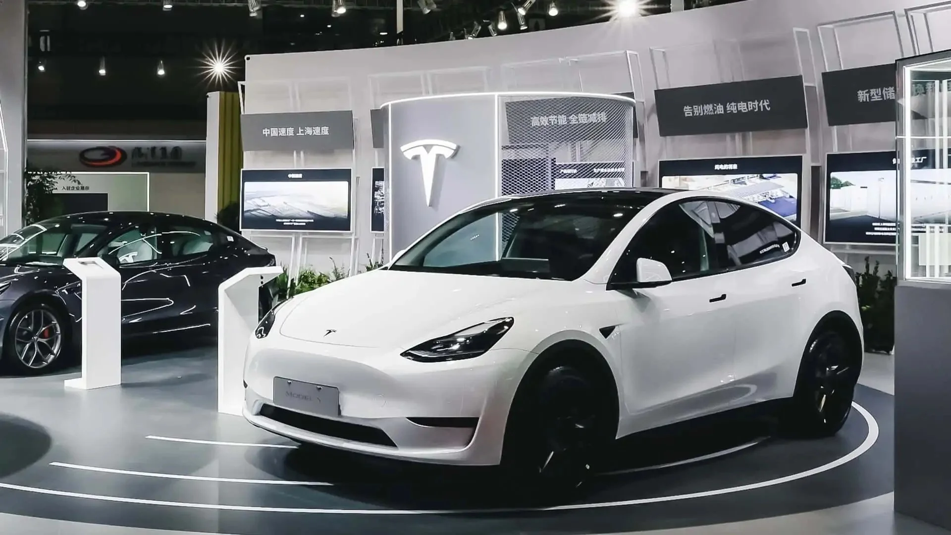 Германски екоактивисти нападнаха фабриката на Tesla край Берлин (ВИДЕО)