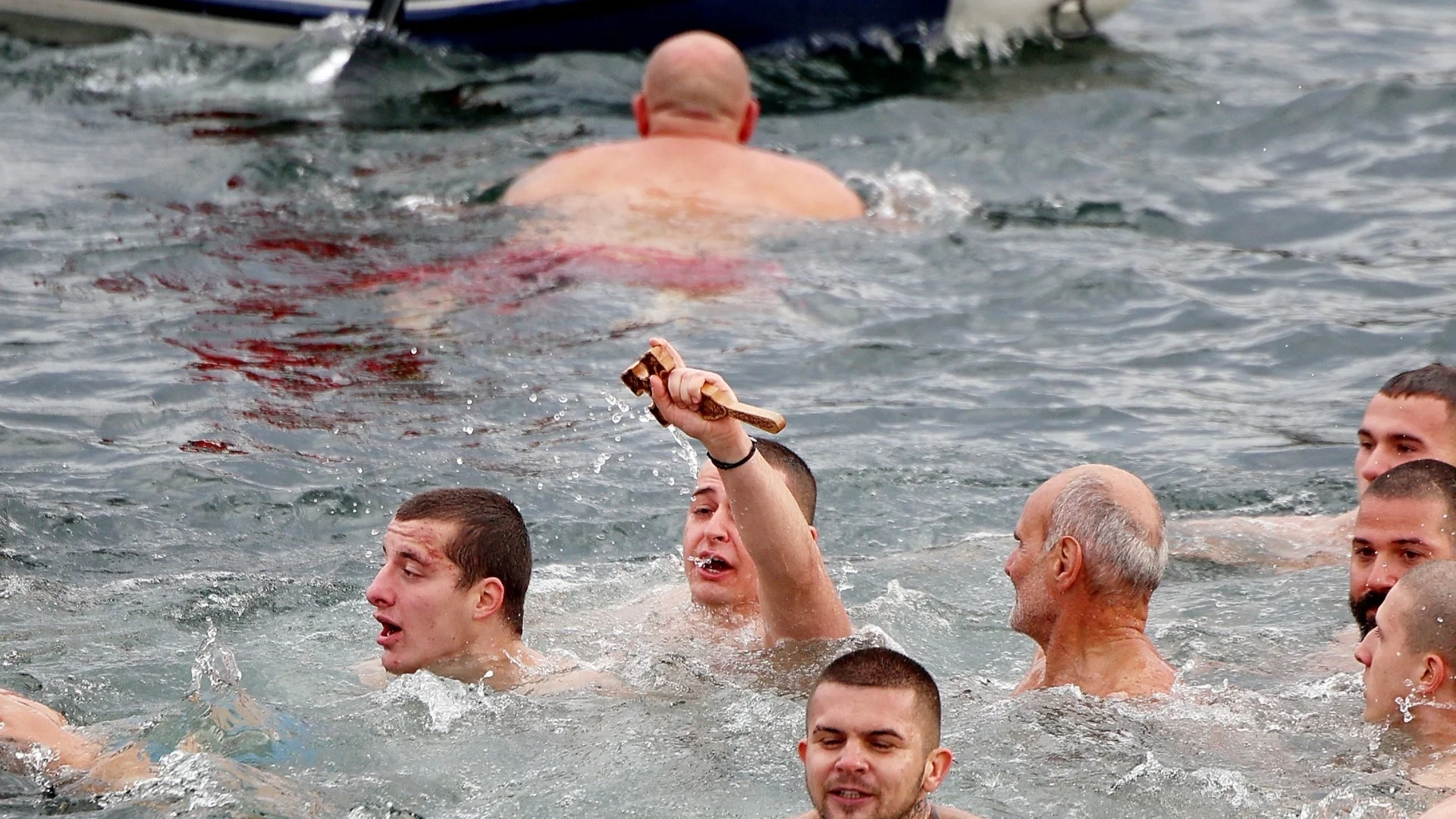 Хиляди християни скочиха в ледените води, за да извадят богоявленския кръст в цялата страна (СНИМКИ)