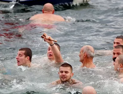 Хиляди християни скочиха в ледените води, за да извадят богоявленския кръст в цялата страна (СНИМКИ)