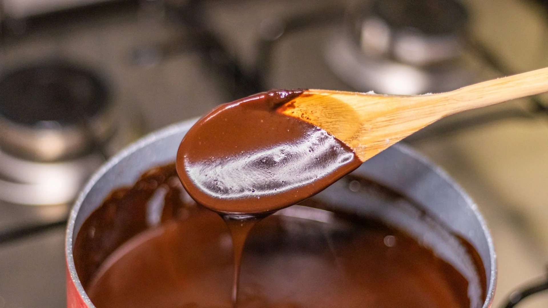 Тази шоколадова заливка пасва на почти всеки десерт - прави се много бързо