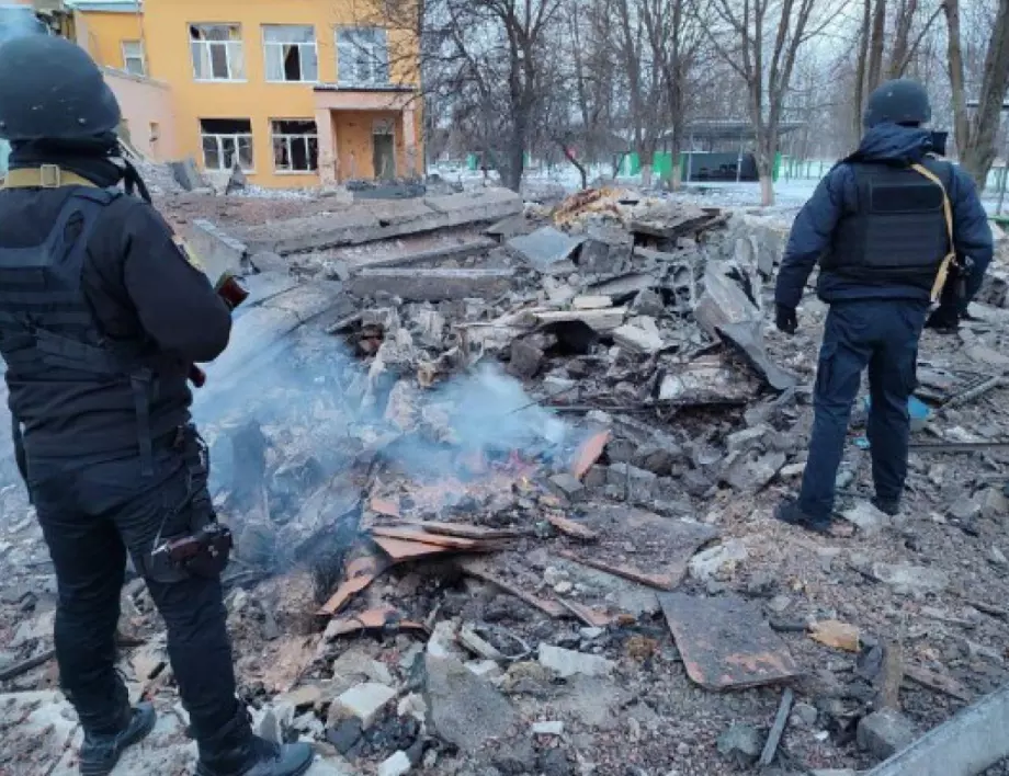 Хора под отломките и поразен мол след нова руска ракетна атака по Украйна (ВИДЕО)*