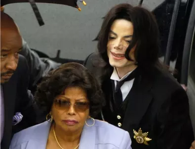 93-годишната майка на Майкъл Джексън иска парите му