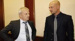 {{ otherArticle[0].article.title }}