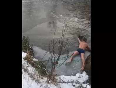 Трогателно ВИДЕО: В Украйна мъж спаси куче, пропаднало в леда