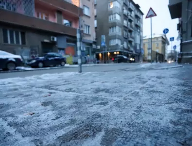 Сняг по тротоара и висулки: Забрани и глоби в София, Варна, Пловдив и Бургас