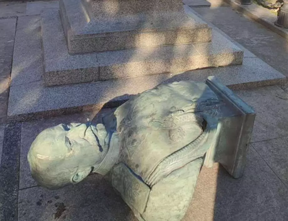 Изтръгнаха бюста на граф Игнатиев от паметника му във Варна (СНИМКИ)