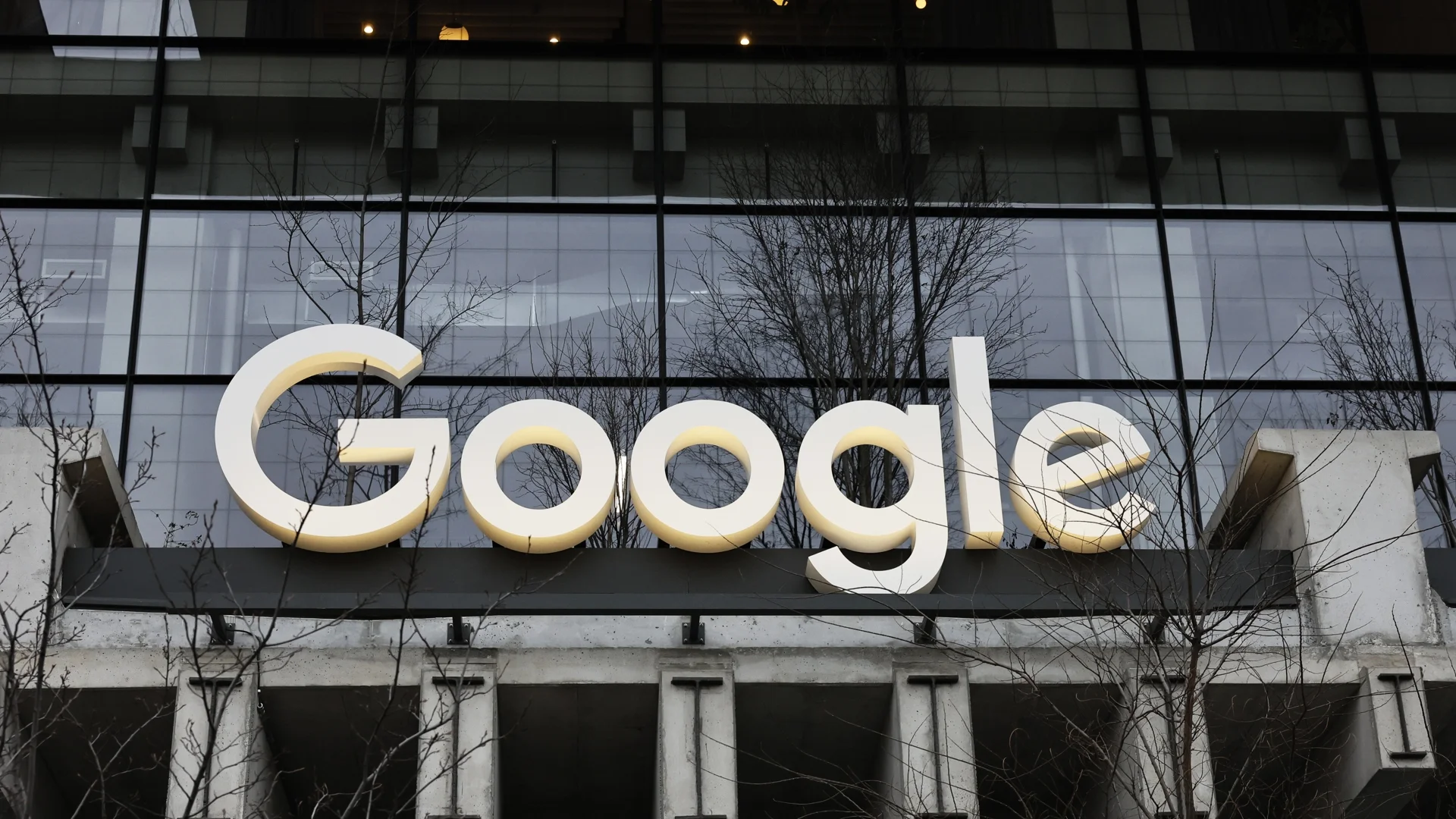 Google съкращава стотици служители по възможно най-тривиалната причина