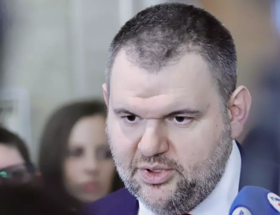"Просто си анонсира проектчето "3 март": Пеевски призова Радев да подаде оставка