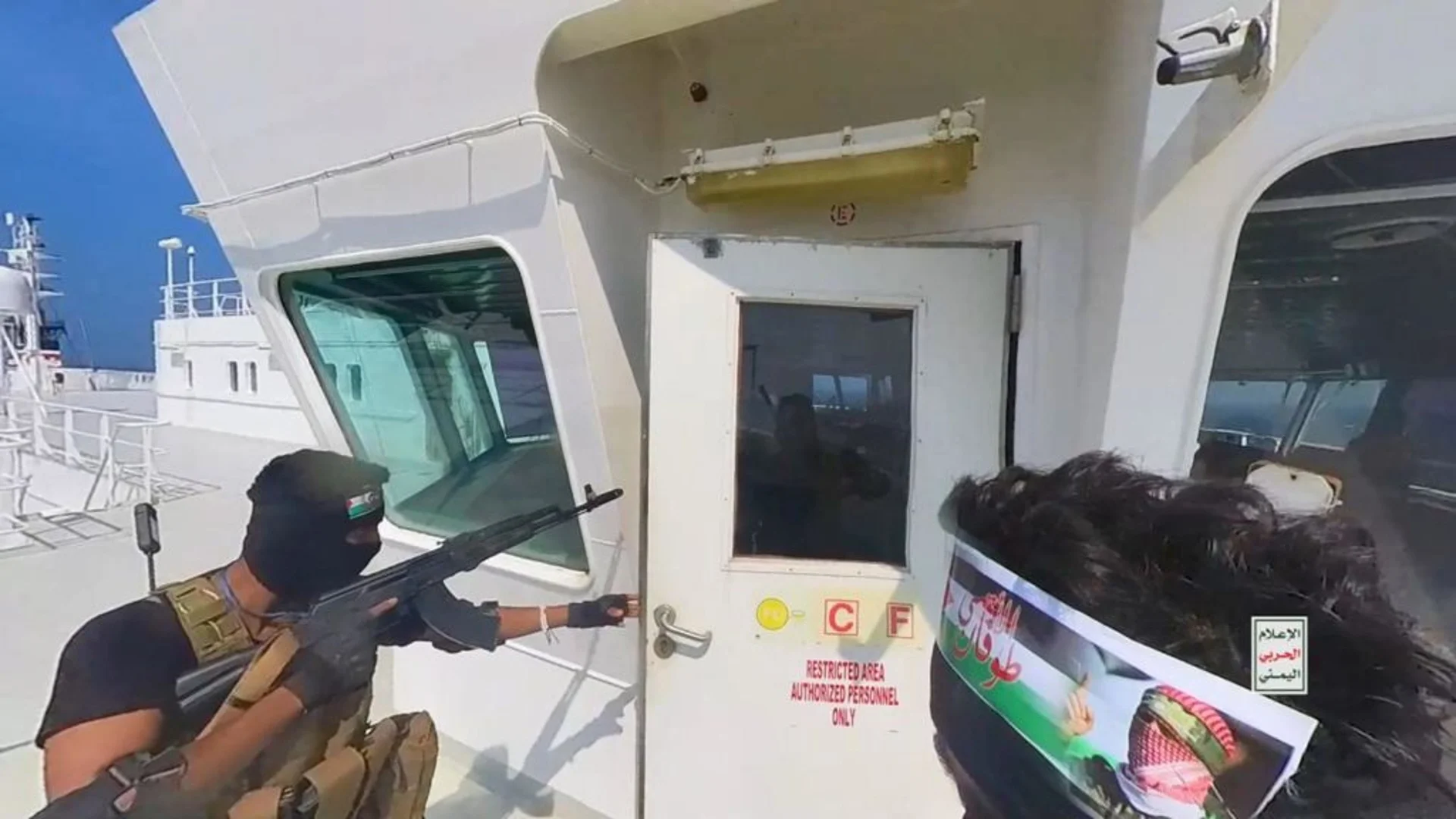 Екипажът на отвлечения край Йемен кораб е на сушата, но все още в плен на хутите