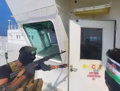 Екипажът на отвлечения край Йемен кораб е на сушата, но все още в плен на хутите